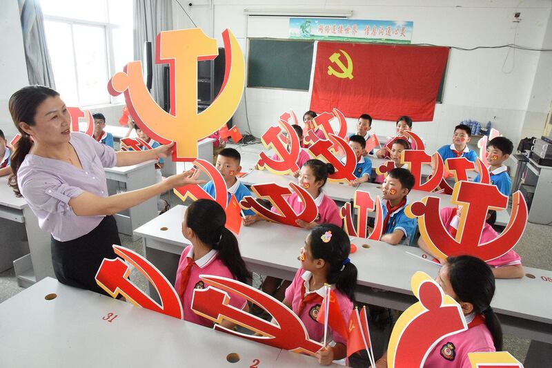 该《意见》写道,共产党始终把培养好少年儿童作为一项关系红色江山永不变色的战略性、基础性工作。(法新社资料图片)