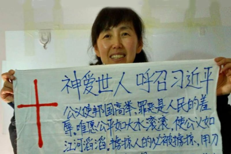 周金霞曾多次到中南海门前向习近平传福音。(志愿者提供)