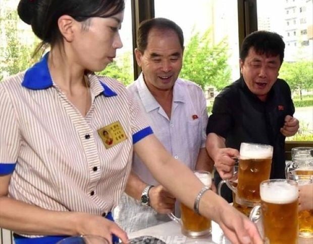 대동강맥주는 북한 남성들