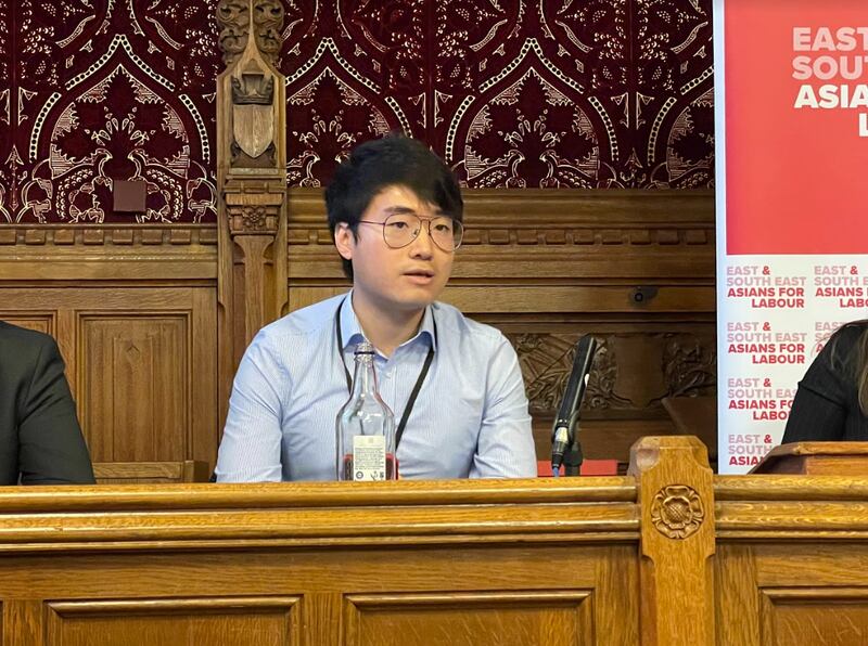在英港人团体“英国港侨协会”创办人郑文杰认为英国政府有必要防范中共渗透,保护香港人和全体国民安全,让他们真正在英国得享自由,不用再因恐惧而不敢发声。 (吕熙摄)