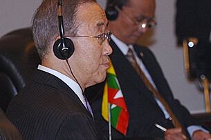 ဗီယက်နမ်နိုင်ငံ၊ ဟနွိုင်မြို့တွင် ကျင်းပသော ၁၇ ကြိမ်မြောက် အာဆီယံ ထိပ်သီးအစည်းအဝေး ပြင်ပတွင် အောက်တိုဘာ ၂၉ ရက်က ပြုလုပ်သည့် အာဆီယံ-ကုလသမဂ္ဂ အစည်းအဝေးတွင် ကုလသမဂ္ဂ အတွင်းရေးမှူးချုပ် ဘန်ကီမွန်း (ဝဲ) တက်ရောက်နေပုံ ဖြစ်ပါသည်။ မြန်မာ စစ်အစိုးရ ဝန်ကြီးချုပ် ဦးသိန်းစိန်ကို နောက်တွင် မြင်ရပါသည်။ (Photo: AFP)