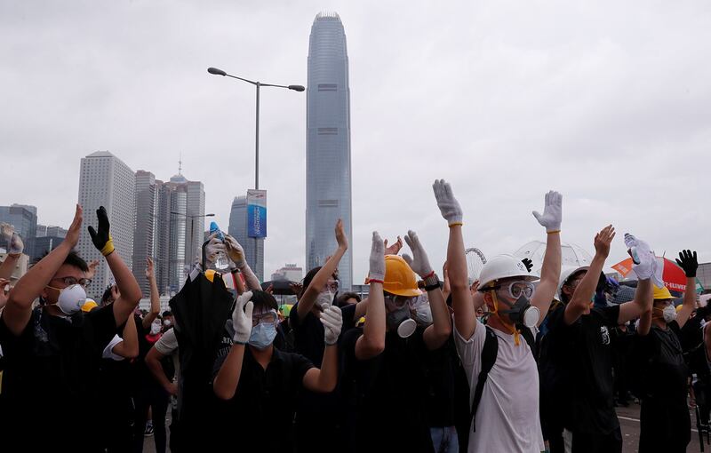 2019年6月12日,大批香港市民在立法会外反《逃犯条例》。(路透社)