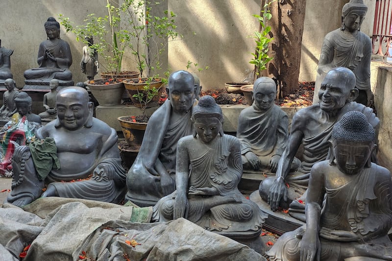 မန္တလေးတိုင်း ချမ်းမြသာစည်မြို့နယ် တမ္ပဝတီအရပ်တွင် ကြေးသွန်းပစ္စည်းများ ပြုလုပ်နေသည်ကို ၂၀၂၃ ခုနှစ် ဇူလိုင်လ ၇ ရက်နေ့က တွေ့ရစဉ်။ (Photo: RFA)