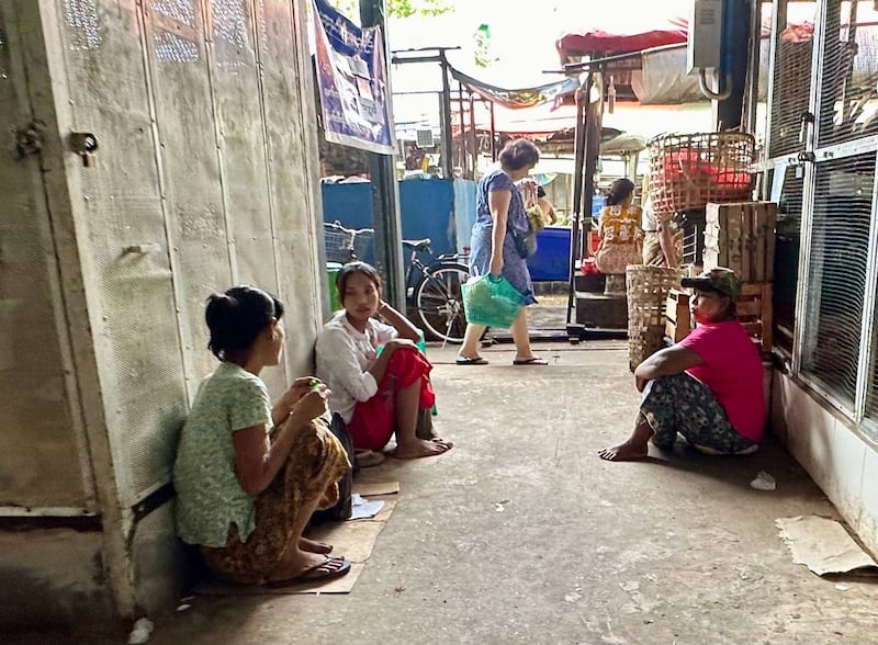ရန်ကုန်မြို့တွင် စားအုန်းဆီကို စာအုပ်နှင့် တန်းစီထုတ်ယူနေသည်ကို ၂၀၂၄ ခုနှစ်၊ စက်တင်ဘာလ ၄ ရက်နေ့က တွေ့ရစဥ်။ (Photo: RFA)