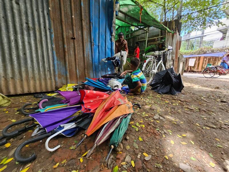 မျက်မမြင်မိခင်ဖြစ်သူကို ကျွေးမွေးစောင့်ရှောက်နေသည့် မောင်ဖြိုးဝေအောင်ကို ၂၀၂၃ ခုနှစ် ဇွန်လ ၂၇ ရက်နေ့ကတွေ့ရစဉ်။ (Photo: RFA)