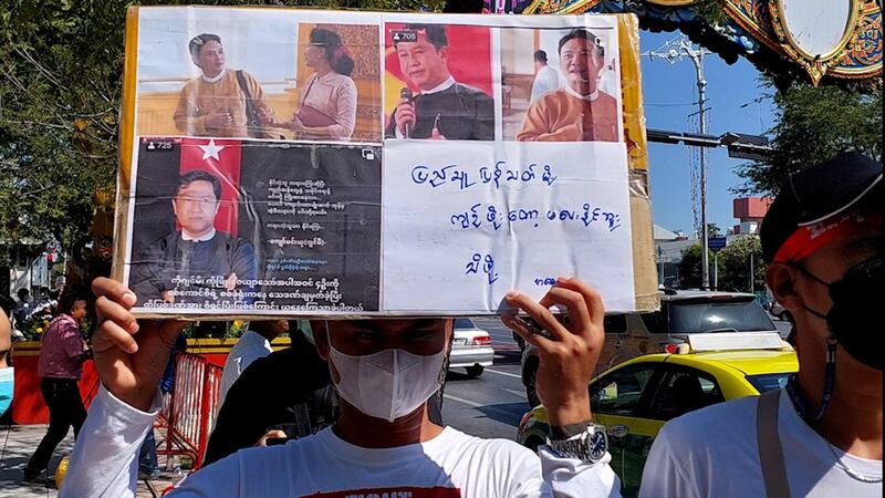 ၂ဝ၂၃ ခုနှစ် ဒီဇင်ဘာလ ၁၇ ရက်နေ့က ဘန်ကောက်မြို့ ကုလသမဂ္ဂရုံးရှေ့တွင် ထိုင်းရောက် မြန်မာနိုင်ငံသားများ စစ်ကောင်စီကို ဝင်ငွေခွန်မဆောင်နိုင်ကြောင်း ဆန္ဒပြခဲ့ကြစဉ်။ (Photo: RFA)