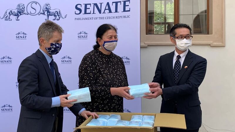 2020年4月15日,捷克参议院议长维特齐(左)在台湾口罩的捐赠仪式上。(图:驻捷克台北经济文化代表处官网)