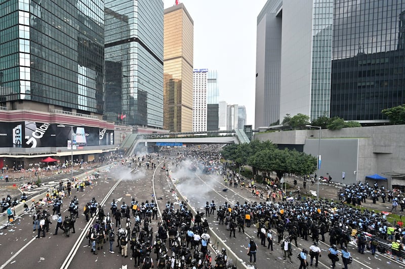 2019年6月12日,香港市民反《逃犯条例》的示威活动中,警察向示威者发射催泪弹。(法新社)