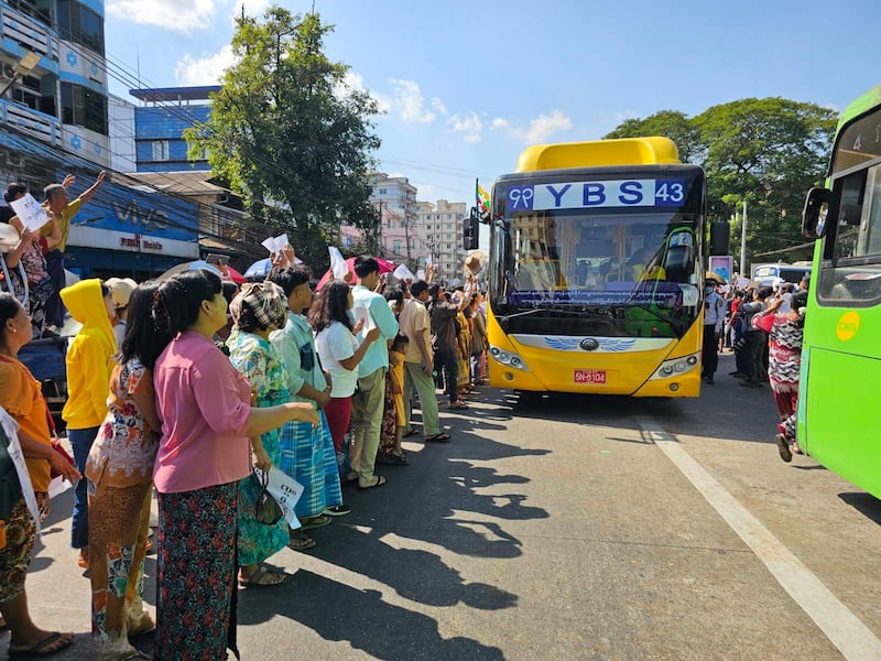 ရန်ကုန်မြို့၊ အင်းစိန်အကျဉ်းထောင်ရှေ့တွင် စောင့်ဆိုင်းနေကြသူများအား ၂၀၂၅ ခုနှစ်၊ ဇန်နဝါရီလ ၄ ရက်နေ့က တွေ့ရစဉ်။ (Photo: RFA)