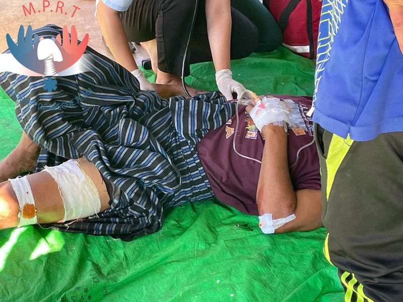 မိုးဗြဲမြို့တွင် စစ်ကောင်စီ၏ လက်နက်ကြီးကြောင့် ဒဏ်ရာရှိသူတစ်ဦးအား ၂၀၂၂ ခုနှစ် ဇူလိုင်လ ၂၆ ရက်နေ့က တွေ့ရစဉ်။ (Photo: MOBYE PDF Rescue Team-MPRT)