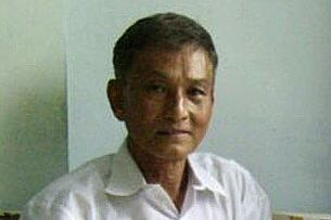 ထောင်ထဲတြင် ၁၄ိံြစ်ကေဵာ် နေခဲ့ရ္ဘပီး ၂၀၀၈ စက်တင်ဘာ ၂၃ရက်နေႛက လား႟ိြးထောင်မြ လြတ်ေူမာက်လာသော NLD လြတ်တော် ကိုယ်စားလြယ် ဦးခင်မောင်ဆေကြို စမ်းခေဵာင်းနေအိမ်သိုႛ ူပန်ရောက်လ္ဘာပီး စက်တင်ဘာ ၂၅ရက်နေႛက တြေႚရပုံ ူဖစ်ပၝသည်။ (Photo: RFA)