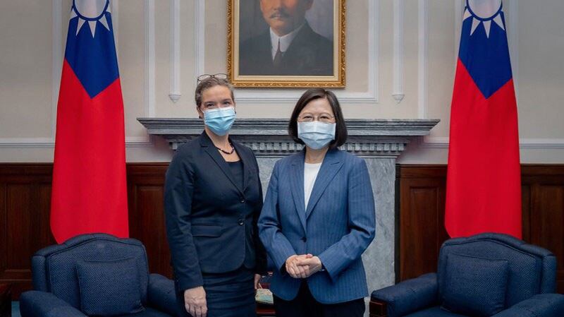 台湾总统蔡英文10日在总统府会见新任美国在台协会处长孙晓雅。(台湾总统府提供)