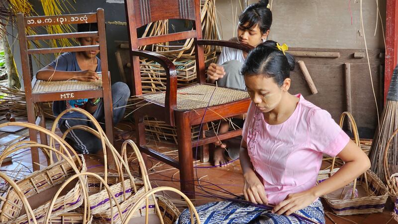 ရန်ကုန်မြို့၊ ဒဂုံမြို့သစ်အရှေ့ပိုင်းမြို့နယ်၊ ၁၂ ရပ်ကွက်ရှိ သုခုမ မြန်မာ့ရိုးရာလက်မှု ကြိမ်ထည်လုပ်ငန်းခွင်အား ၂၀၂၃ ခုနှစ်၊ ဇူလိုင် ၁၉ ရက်နေ့က တွေ့ရစဉ်။ (Photo: RFA)