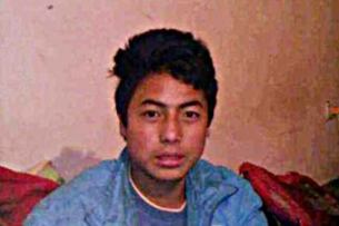 འདས་པའི་ཕྱི་ཟླ་གཉིས་པའི་ཚེས་ ༡༩ ཉིན་མདོ་སྨད་མཛོ་དགེ་རྫོང་རྐྱང་ཚ་ནས་རང་ལུས་མེར་སྲེག་གཏོང་མཁན་ རང་ལོ་་༡༨ ཡིན་པའི་བསོད་ནམས་དར་རྒྱས་ལགས་ཀྱི་འདྲ་དཔར།