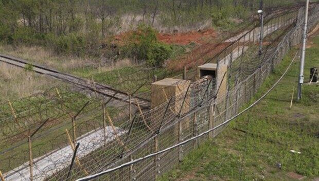 경기도 파주시 서부전선 비무장지대(DMZ) 남방한계선에서 경의선 철로가 철책으로 가로막혀 있다.