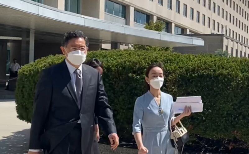 时任中国驻美大使秦刚(左)2022年8月23日在会见美国副国务卿舍曼后离开美国国务院(记者陈品洁摄)