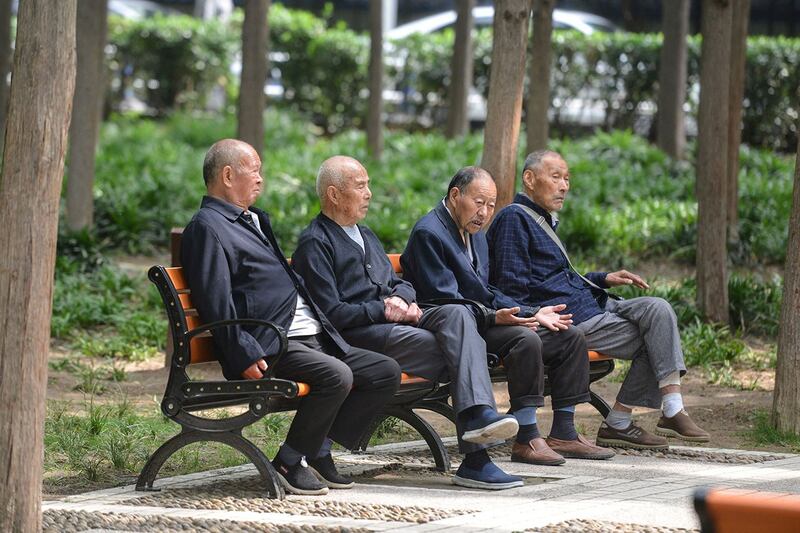 2021年5月12日,安徽省阜阳市的一公园里,老人在休息。 (法新社)