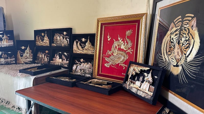ကောက်ရိုးပန်းချီပညာရှင် ဦးထွန်းကျော် ဖန်တီးထားသည့် ကောက်ရိုးပန်းချီကားများအား ၂၀၂၄ ခုနှစ်၊ ဧပြီလ ၂၀ ရက်က တွေ့ရစဥ်။ (Photo: RFA)