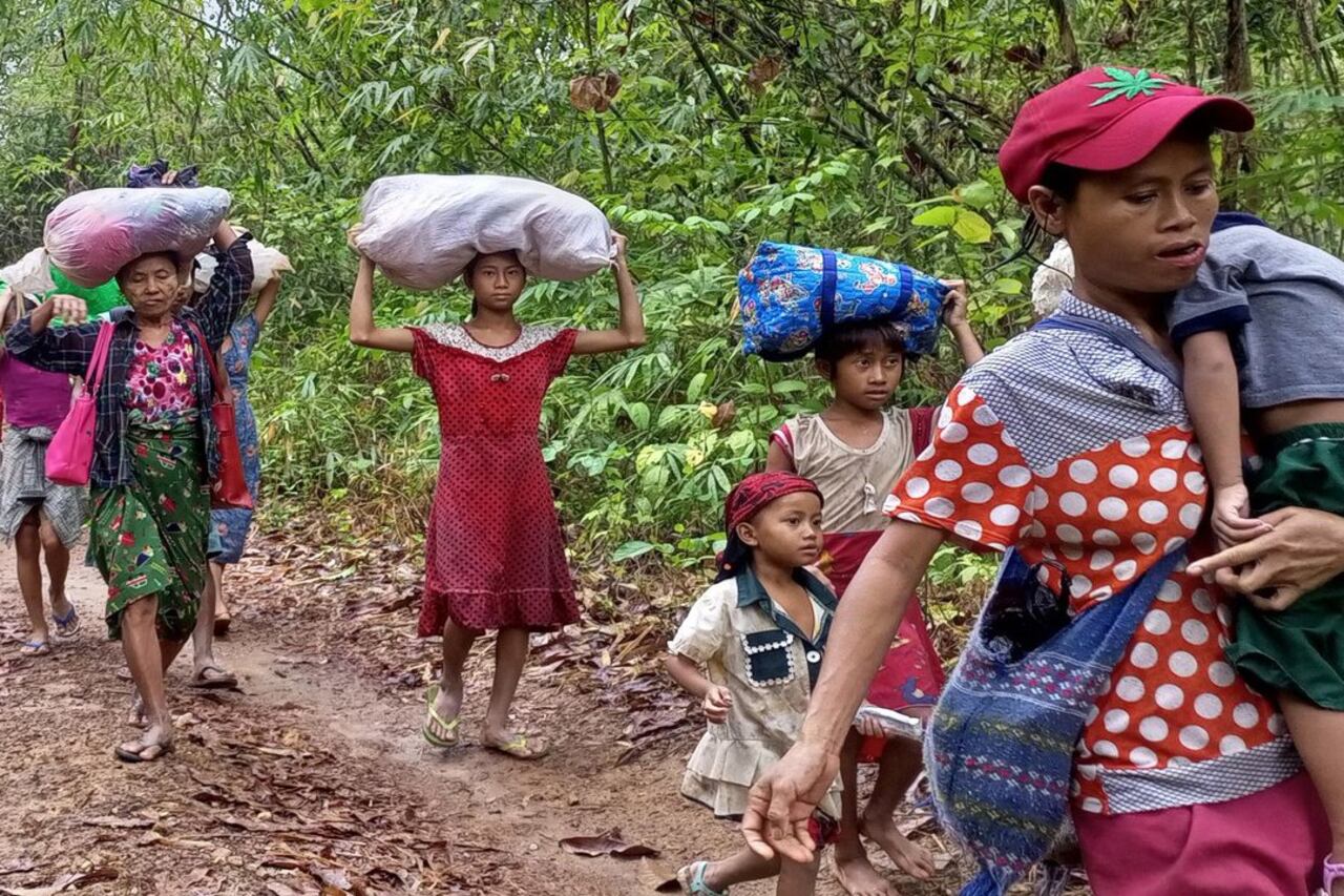 ညောင်လေးပင်ခရိုင် မူးမြို့နယ်မှ စစ်ဘေးဒုက္ခသည်များအား ၂၀၂၃ ခုနှစ် မေလ ၁၆ ရက်နေ့က တွေ့ရစဉ်။