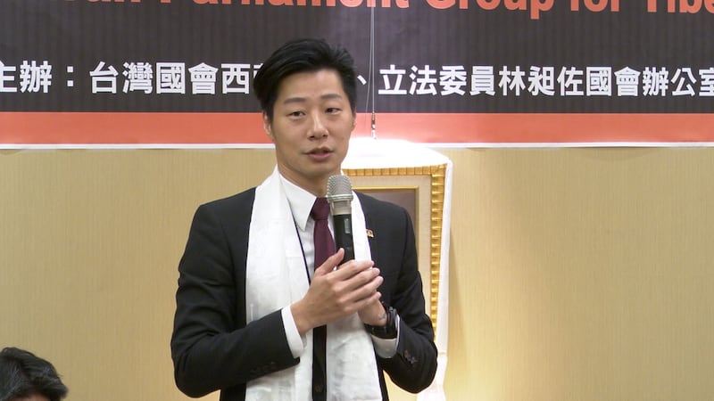 台湾国会西藏连线发起人兼会长、无党籍立委林昶佐呼吁蔡政府尽快让达赖喇嘛第四度访台,完成他的生日心愿。(记者李宗翰摄)