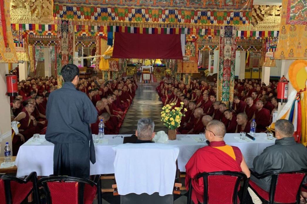 བོད་མིའི་སྒྲིག་འཛུགས་ཀྱི་དཔལ་འབྱོར་གནས་སྟངས་སྤྱི་དང་ལྷག་པར་དུ་སྔོན་རྩིས་ཀྱི་འགྲོ་སྟངས་སོགས་གལ་ཆེའི་ལས་དོན་ཁག་ངོ་སྤྲོད་ཆེད་དཔལ་འབྱོར་བཀའ་བློན་མཆོག་རྒྱ་གར་ལྷོ་ཕྱོགས་ཁུལ་དུ་གཞུང་འབྲེལ་ཕྱོགས་ཕེབས་གནང་ཡོད་འདུག