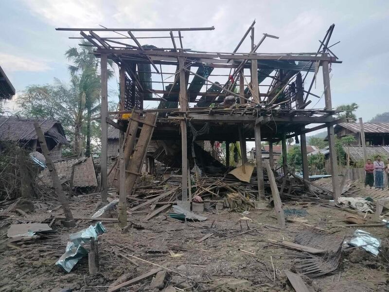 ဆောမြို့နယ် တောမရွာကို ၂၀၂၄ ခုနှစ် မေလ ၁၄ ရက်နေ့က စစ်ကောင်စီတပ် လေကြောင်းတိုက်ခိုက်မှုကြောင့် ပျက်စီးခဲ့သည့် နေအိမ်အချို့အား တွေ့ရစဉ်။ (ဓာတ်ပုံ - ယောအလင်းတန်း)
