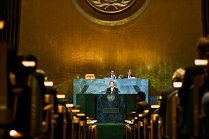 အမေရိကန် ပြည်ထောင်စု နယူးယောက်မြို့ရှိ ကုလသမဂ္ဂ ရုံးချုပ်တွင် ကျင်းပသည့် ၆၆ ကြိမ်မြောက် အထွေထွေ ညီလာခံအတွင်း ၂၀၁၁ ခုနှစ် စက်တင်ဘာလ ၂၁ ရက်နေ့က အထွေထွေ အတွင်းရေးမှူးချုပ် ဘန်ကီမွန်း နှစ်ပတ်လည် အစီရင်ခံစာ ဖတ်ကြားတင်ပြနေစဉ်။