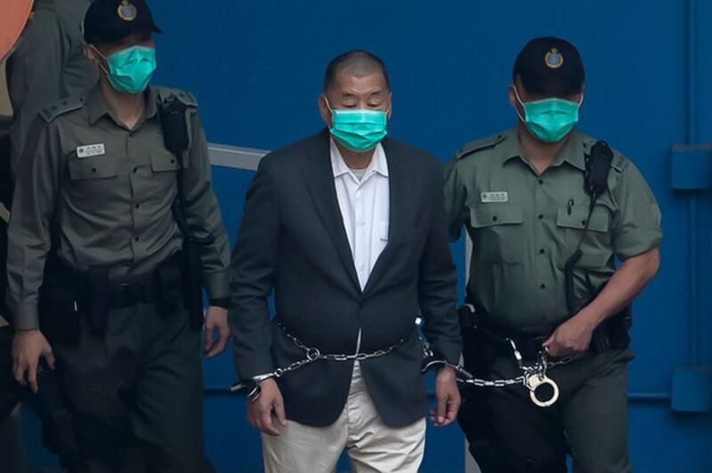 面临被以国安罪名审判的香港媒体大亨黎智英(中)(美联社资料图)