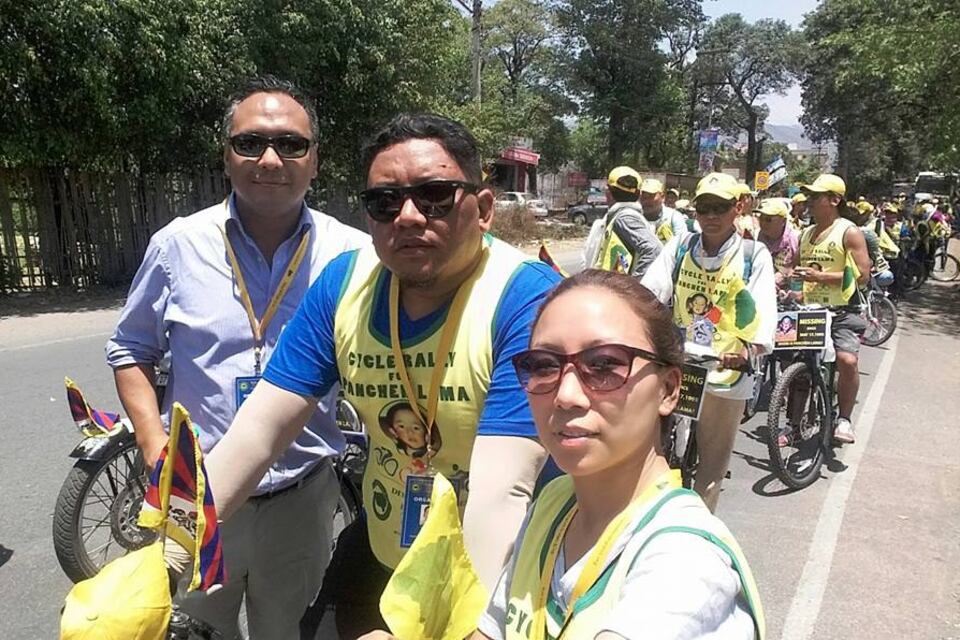 དབུས་བོད་ཀྱི་གཞོན་ནུ་ལྷན་ཚོགས་ཀྱི་ངོས་ནས་པཎ་ཆེན་རིན་པོ་ཆེ་མཆོག་གི་ཆེད་རྐང་འཁོར་སྐོར་བསྐྱོད་ཀྱི་ལས་འགུལ་སྐབས། ༢༠༡༦།༥།༡༧