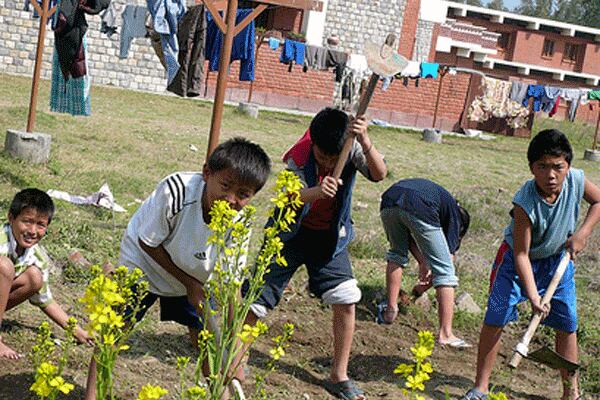 སློབ་གྲྭའི་ནང་སློབ་དགེ་ཚོས་སློབ་ཕྲུག་ཚོར་འགོ་ཁྲིད་ནུས་པ་དང་རྣམ་དཔྱོད་འཕེལ་རྒྱུའི་ལམ་སྟོན་གནང་དགོས།