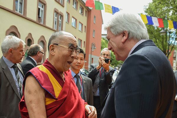 བོད་ཀྱི་བླ་ན་མེད་པའི་དབུ་ཁྲིད་སྤྱི་ནོར་༸གོང་ས་༸སྐྱབས་མགོན་ཆེན་པོ་མཆོག་འཇར་མེ་ནིའི་ཧེ་སེ་མངའ་སྡེའི་སྲིད་སྐྱོང་ཕོལ་ཀར་མཆོག་ནས་མཇལ་འཕྲད་གནང་བ།