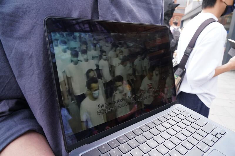 部分人以手机、平板电脑等,播放香港电台《铿锵集》团队在2019年制作的《7.21元朗黑夜》新闻节目英文版。 (记者石头摄)