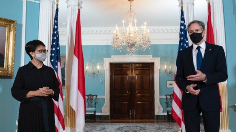 美国国务卿布林肯与印度尼西亚外长蕾特诺·马尔苏迪会面，宣布与印尼展开“战略对话”。(法新社)