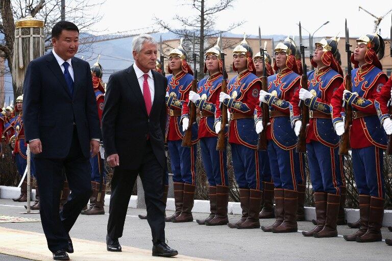 ཨ་རིའི་དམག་དོན་ལས་ཁང་གི་དྲུང་ཆེ་Chuck Hegal དང་། སོག་པོའི་བདེ་སྲུང་བློན་ཆེནBat-Erdeneརྣམ་གཉིས་སོགས་པོའི་རྒྱལ་སར། ༢༠༡༤།༤།༡༠