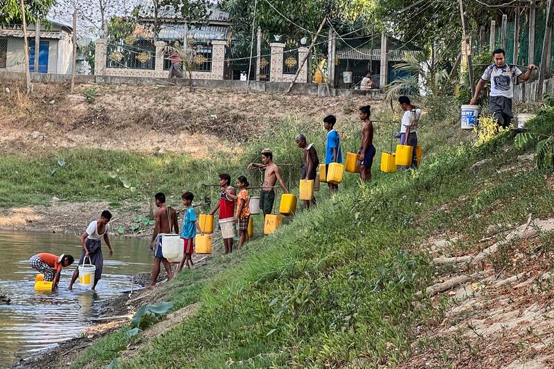 ရန်ကုန်မြစ်တစ်ဘက်ကမ်း ဒလမြို့နယ်တွင် နေထိုင်သည့် ပြည်သူများ သောက်သုံးရေခပ်ယူနေကြသည်အား ၂၀၂၃ ခုနှစ် မေလ ၂ ရက်နေ့က တွေ့ရစဉ်။ (Photo: RFA)