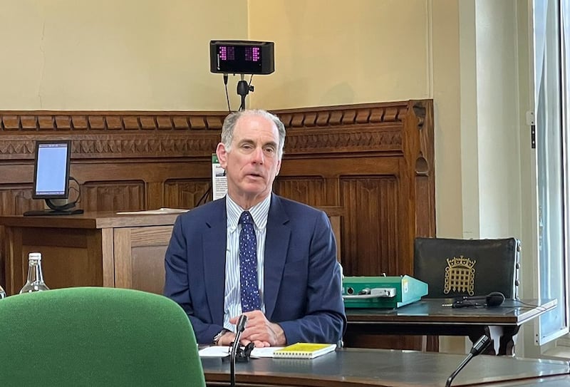 在英国国会大厦举行的一场智库研讨会上,香港壹传媒前独立非执行董事祈福德(Mark Clifford)表示,香港保安局去年绕过法庭程序冻结《苹果日报》三间公司资产,显示香港已无公义和法治可言。 (吕熙摄)
