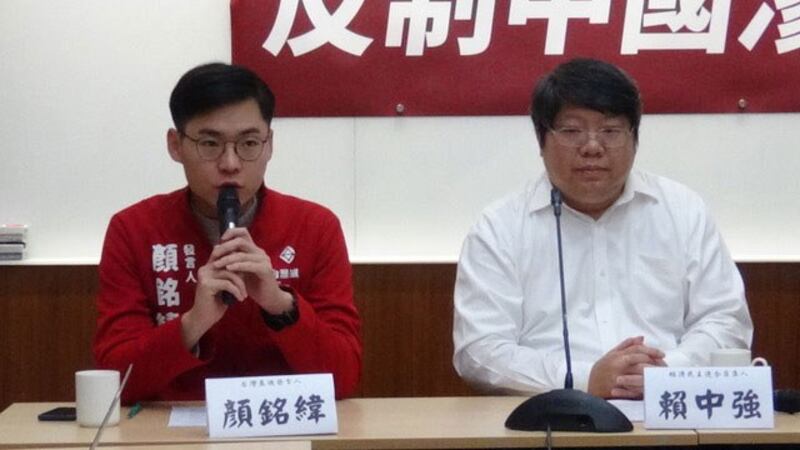 经济民主联合召集人赖中强(右)、台湾基进党发言人颜铭纬(左)受访表示,对曹兴诚个人言论的转折不评论。(记者夏小华摄)