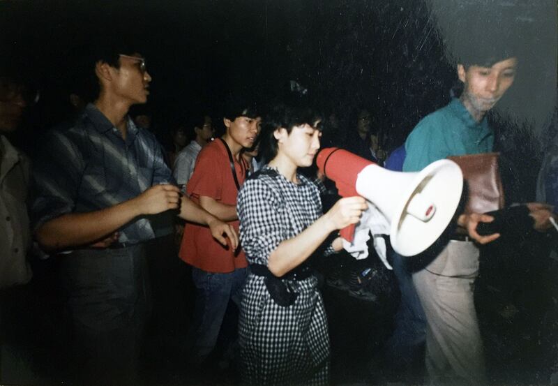 八九学运期间,陈卫(持小喇叭者)和于世文与同学上街游行。(于世文提供/记者乔龙)