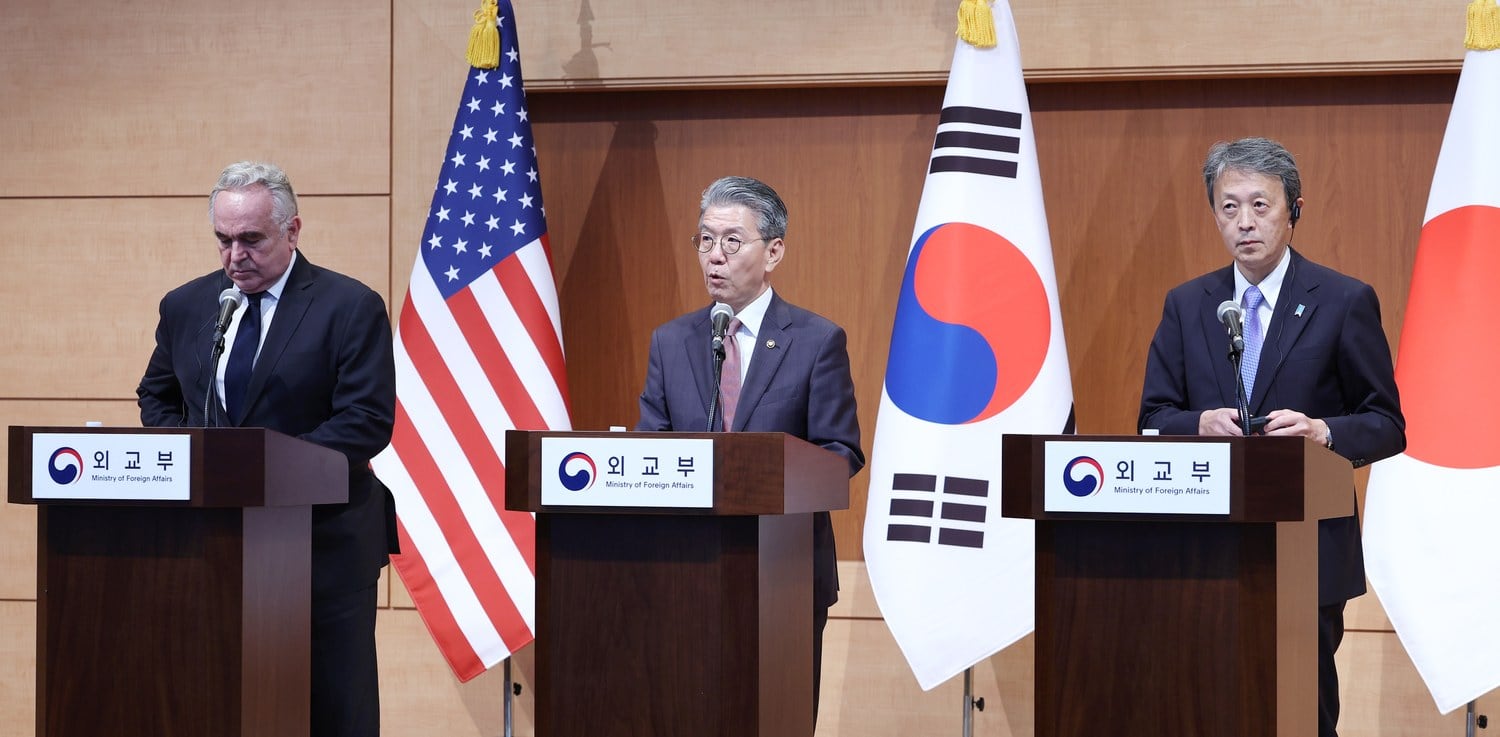 김홍균 한국 외교부 1차관, 커트 캠벨 미 국무부 부장관, 오카노 마사타카 일 외무성 사무차관이 16일 오후 정부서울청사에서 제14차 한미일 외교차관협의회를 마친 후 합동 기자회견을 하고 있다.