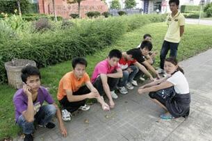 ທີ່ໂຝຊານປະເທດຈີນ: ຮູປຖ່າຍຂອງຄົນງານ ໃນວັນທີ 17 ເດືອນມິຖຸນາ 2010 ຊຶ່ງມີການປະທ້ວງ ຂໍຂື້ນຄ່າແຮງງານ ຄົນງານປະມານ 1850 ຄົນ ຂອງບໍຣິສັດ ເຄື່ອງອາໄລ່ຣົດ ຮອນດ້າ ຮ່ວມການປະທ້ວງ ໃນເທື່ອນີ້