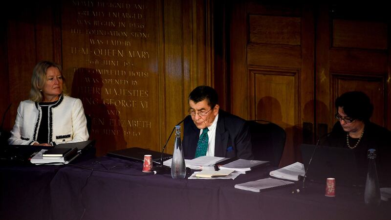 2021 年 6 月 4 日,英国知名律师尼斯Geoffrey Nice(中)主持维吾尔特别法庭的审理。 (美联社)