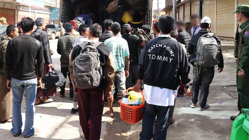 ကိုးကန့်တပ်မတော် (MNDAA) ထံ စစ်ကောင်စီ ခြေမြန်တပ်ရင်း ခမရ - ၁၂၉ တပ်ရင်းတစ်ရင်းလုံးနှင့် မိသားစုဝင်များ လက်နက်ချအဖမ်းခံခဲ့သည်ကို ၂၀၂၃ ခုနှစ် နိုဝင်ဘာလ ၁၂ ရက်နေ့က တွေ့ရစဉ်။(Photo : The Kokang)
