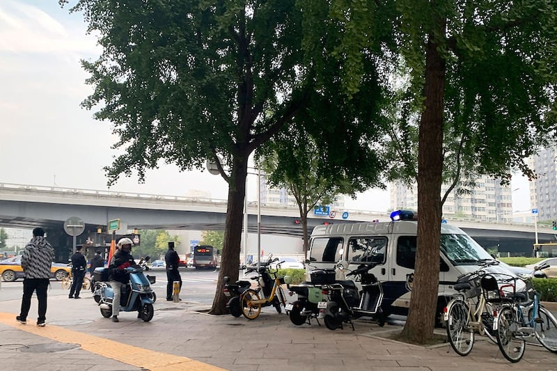 2022 年 10 月 13 日,一辆警车停在北京四通桥附近,早些时候桥上出现抗议横幅。(美联社)