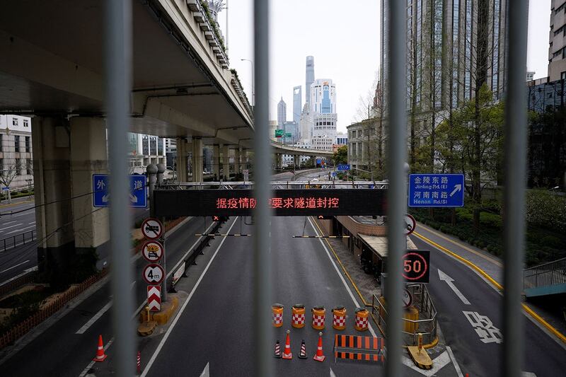2022 年 3 月 28 日,上海实施交通限制后,通过围栏可以看到一条通往黄浦江对岸的封闭隧道的入口。(路透社)
