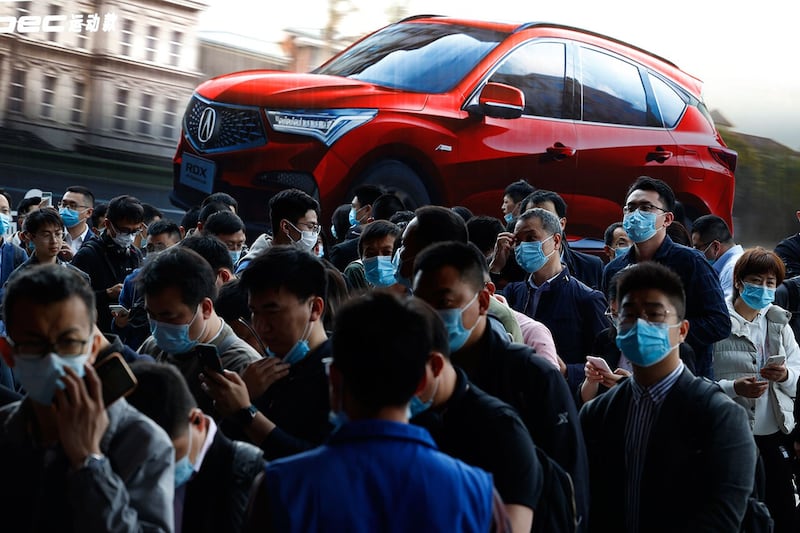 2021年4月,上海售出的新车超过2万6千辆。图为,2021年4月21日,参观者在上海参加上海车展。(美联社)