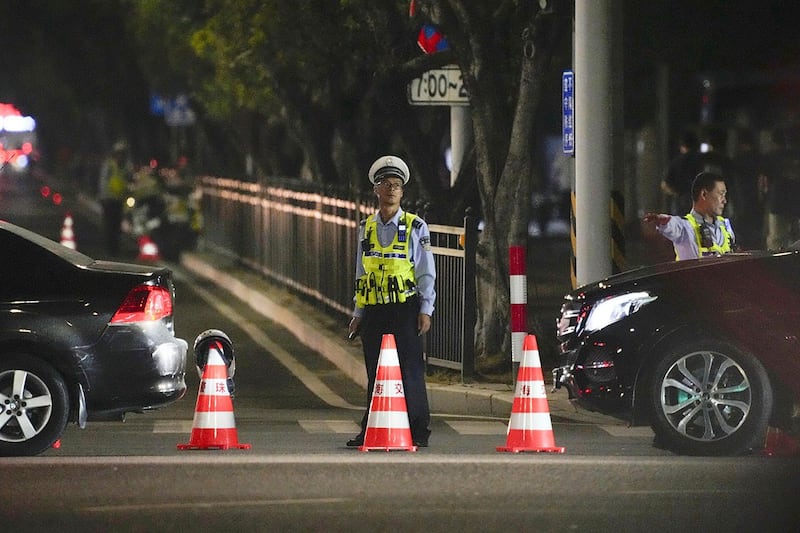 2024年11月11日,广东珠海体育中心发生男子驾车蓄意撞人事件后,交警在珠海体育中心附近站岗。((Kyodo News via AP))