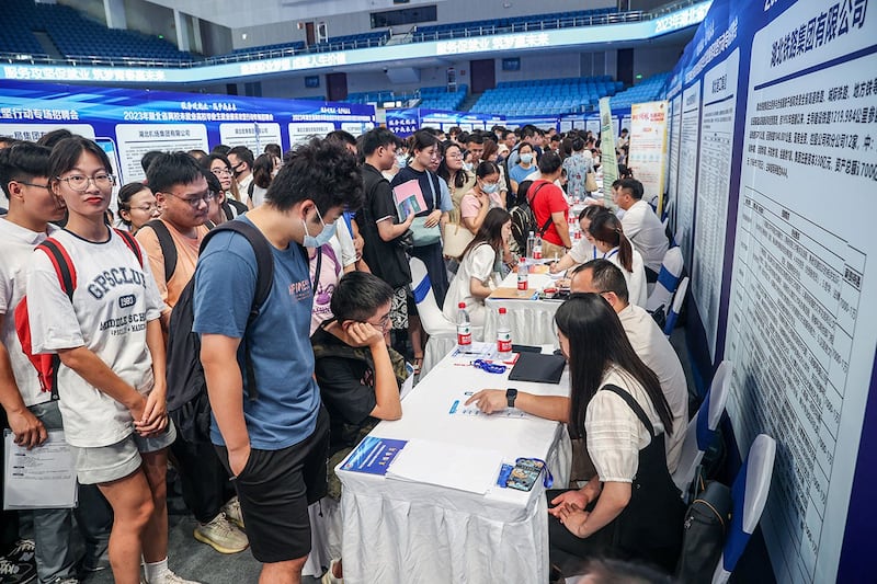 2023年8月10日,大学毕业生参加在中国中部湖北省武汉市举行的招聘会。(法新社)