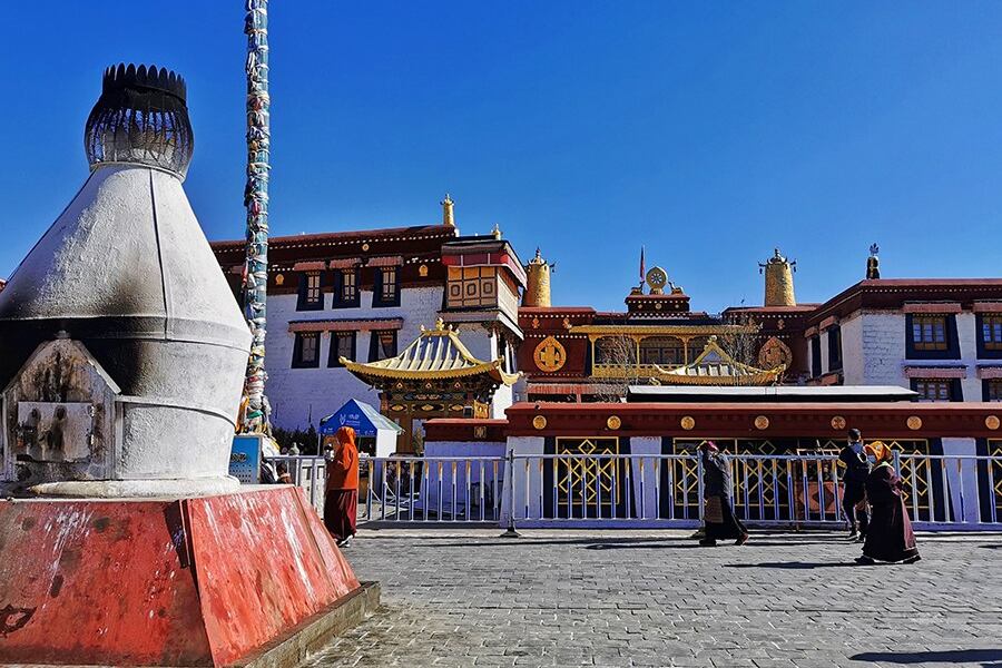 ལྷ་སའི་གཙུག་ལག་ཁང་གི་མདུན། ༢༠༢༡