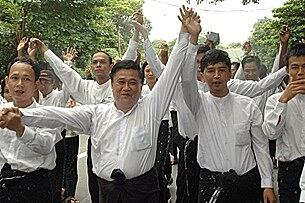 ၈၈ မျိုးဆက် ကျောင်းသာ းခေါင်းဆောင်များ ၂၀ဝ၆ခုနှစ် ဇူလိုင် ၁၉ရက် အာဇာနည်နေ့က အာဇာနည် ဗိမာန်သို့ အလေးပြုရန် စုဝေး သွားရောက်နေသည့် မှတ်တမ်းပုံ ဖြစ်ပါသည်။ (ရှေ့တန်း ဝဲမှယာ) ကိုပြုံးချို၊ ကိုမင်းဇေယျ၊ ကိုမင်းကိုနိုင်။ (Photo: AFP)