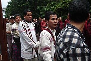 ၂၀ဝ၇ ခုနှစ် စက်တင်ဘာလက ရွှေဝါရောင် သံဃာနှင့် လူထု လှုပ်ရှားမှုတွင် ဇိုမီး တိုင်းရင်းသားများလည်း အတူ လက်တွဲ ပါဝင်ကာ စီတန်းလှည့်လည်နေပုံ ဖြစ်ပါသည်။ (Photo: RFA)